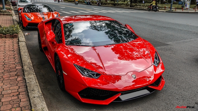 Vợ chồng ca sĩ Đoàn Di Băng mang Lamborghini Huracan mới tậu dạo phố Sài Gòn, được hộ tống bởi một siêu xe đặc biệt khác - Ảnh 1.