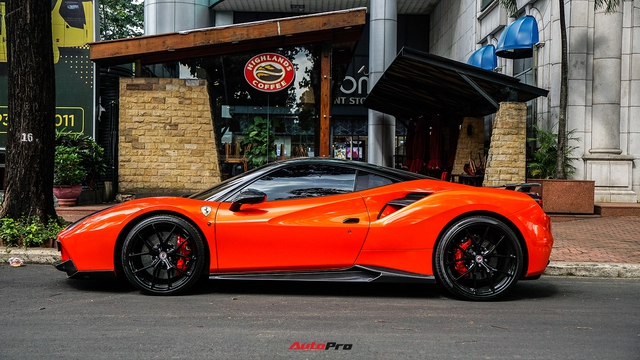 Vợ chồng ca sĩ Đoàn Di Băng mang Lamborghini Huracan mới tậu dạo phố Sài Gòn, được hộ tống bởi một siêu xe đặc biệt khác - Ảnh 5.