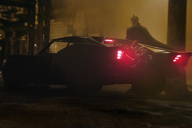 Batmobile lột xác hoàn toàn trong bom tấn mới của Hollywood: Dáng như Ford Mustang nhưng gầm cao kiểu SUV - Ảnh 4.