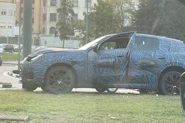 Maserati Grecale - Đối thủ của Porsche Macan đang chạy thử đã lao thẳng đầu vào cột điện - Ảnh 2.