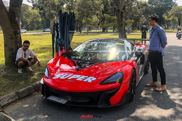 Bùi Tiến Dũng cầm lái McLaren 570S độ hàng độc dạo chơi cuối tuần tại TP. HCM - Ảnh 1.