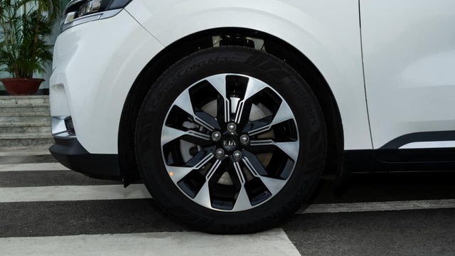 Lộ ảnh thực tế Kia Carnival 2022 tại Việt Nam trước ngày ra mắt: Trông long lanh như SUV hạng sang nhưng vẫn còn sạn - Ảnh 6.
