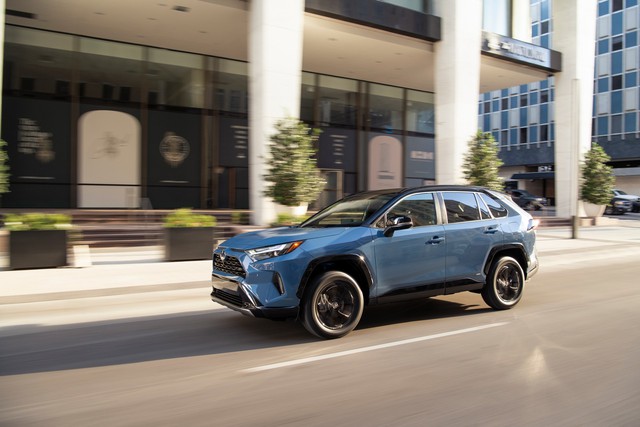 Toyota nâng cấp SUV vạn người mê RAV4, thêm nhiều trang bị hút khách - Ảnh 1.