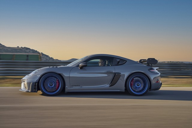 Thay từ vỏ đến ruột, Porsche 718 Cayman mạnh nhất lịch sử ra đời, giá quy đổi hơn 3,2 tỷ đồng - Ảnh 4.