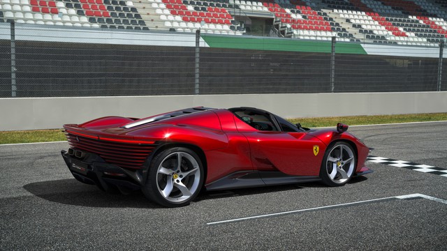 Cựu giám đốc thiết kế Ferrari chê ỏng eo siêu xe 2,3 triệu USD mới: Ấn tượng nhưng không đẹp - Ảnh 5.