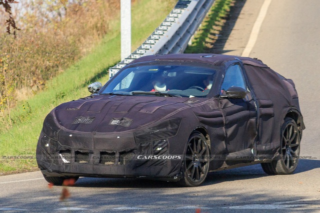 Urus cần dè chừng, siêu SUV Ferrari Purosangue đã lộ diện với khung thân hoàn chỉnh lần đầu tiên - Ảnh 1.