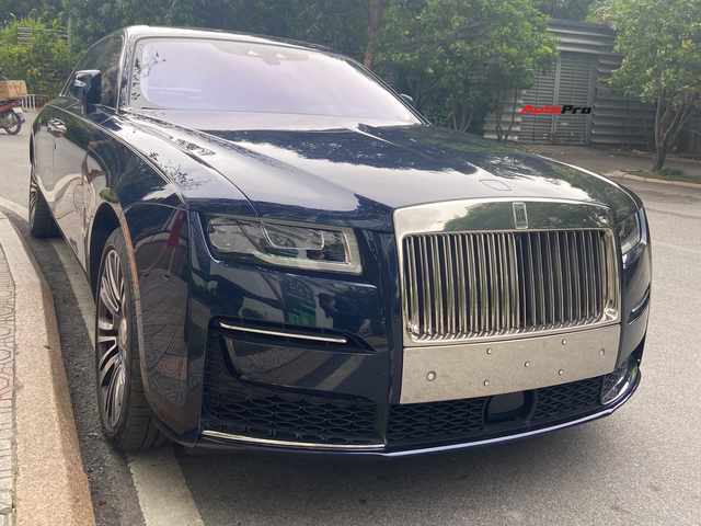 Tóm gọn Rolls-Royce Ghost 2021 màu độc nhất Việt Nam: Âm thầm về nước, chưa ra biển nhưng chăm chỉ lượn phố nhất - Ảnh 1.