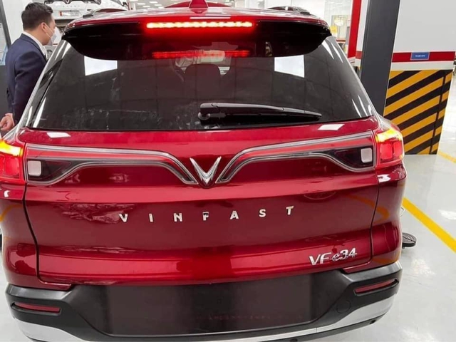 Chi tiết VinFast VF e34 tại đại lý: Giống hệt bản thiết kế, sẵn sàng đến tay khách hàng trong tháng 12 - Ảnh 4.