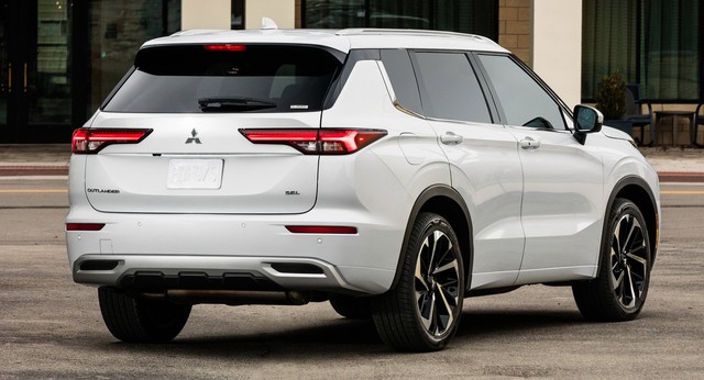 Mitsubishi Outlander thế hệ mới đã đẹp nay còn có thể thêm bản thể thao nhưng chi tiết ống xả mới đáng chú ý - Ảnh 2.