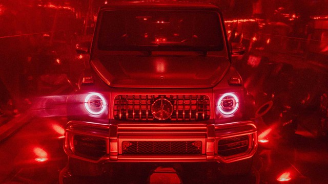 Mercedes-Benz giở mánh cũ, đưa G-Class vào viên thuốc đỏ khổng lồ - Ảnh 1.