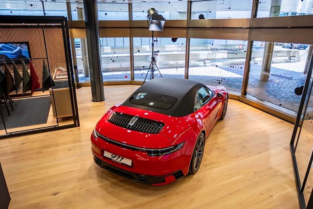 Porsche ngày càng cởi mở với hình thức showroom mới, người không có tiền cũng dễ dàng bước vào nhìn ngắm Taycan, Cayenne hay 911 - Ảnh 5.