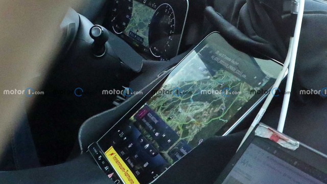 Mercedes-Benz GLC thế hệ mới lộ nguyên vẹn nội thất giống C-Class như đúc - Ảnh 1.