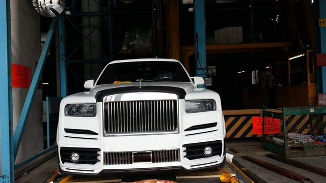 Rolls-Royce Cullinan chưa đủ đắt, đại gia Việt mạnh tay sắm hẳn bản độ Mansory kịch độc về chơi Tết - Ảnh 1.