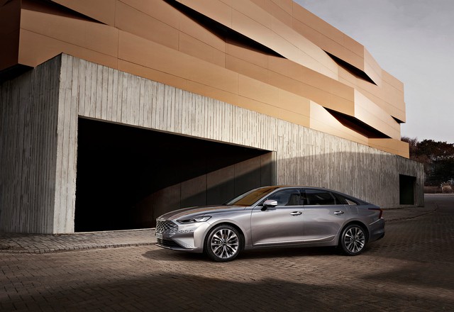 Kia K8 lần đầu lộ diện đầy đủ - Xe Hàn sang chảnh tham vọng đấu BMW 5-Series và Mercedes E-Class - Ảnh 1.