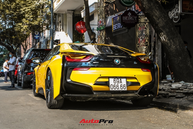 Thủ môn Bùi Tiến Dũng cầm lái BMW i8 biển tứ quý 6 mới tậu đưa đón bạn gái ngoại quốc tại Sài Gòn - Ảnh 2.