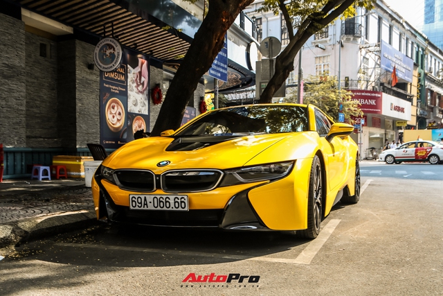 Thủ môn Bùi Tiến Dũng cầm lái BMW i8 biển tứ quý 6 mới tậu đưa đón bạn gái ngoại quốc tại Sài Gòn - Ảnh 1.