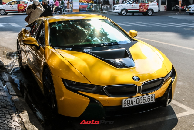 Thủ môn Bùi Tiến Dũng cầm lái BMW i8 biển tứ quý 6 mới tậu đưa đón bạn gái ngoại quốc tại Sài Gòn - Ảnh 3.