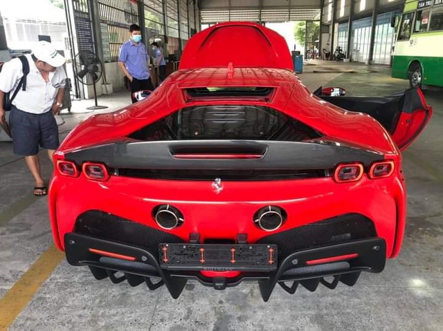 Ferrari SF90 Stradale của nữ doanh nhân 9x buôn cà phê sắp ra biển số, dân tình chờ ngày lăn bánh trên đường - Ảnh 1.