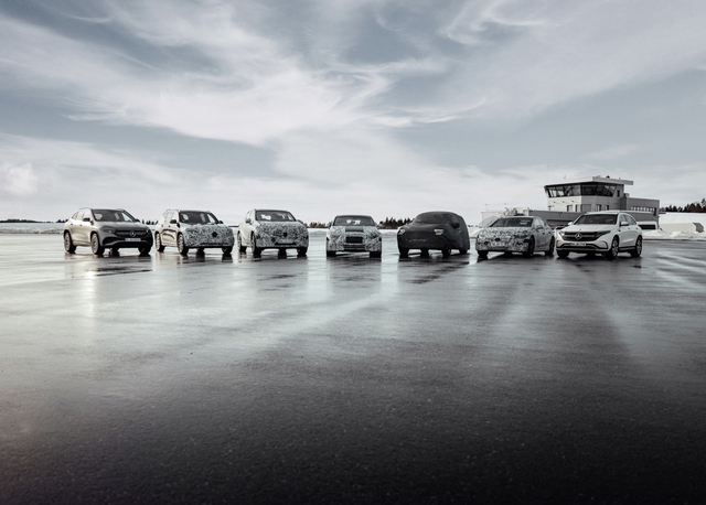 Mercedes-Benz sắp có thêm SUV hoàn toàn mới và đây là ảnh lộ diện đầu tiên - Ảnh 1.