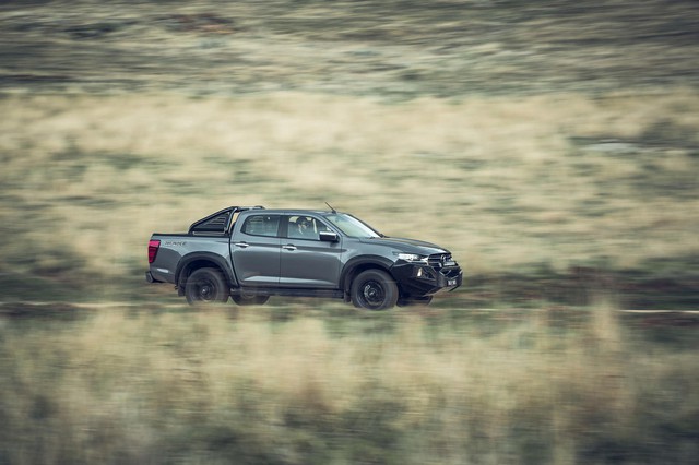 Ra mắt Mazda BT-50 Thunder - Bán tải mới đấu Ford Ranger Raptor, đắt gấp đôi Ranger thường - Ảnh 2.