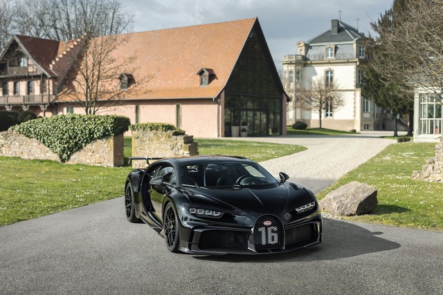 Bugatti Chiron thứ 300 ra lò: Giá quy đổi đã hơn 92 tỷ, tuỳ biến tận răng theo ý đại gia - Ảnh 1.