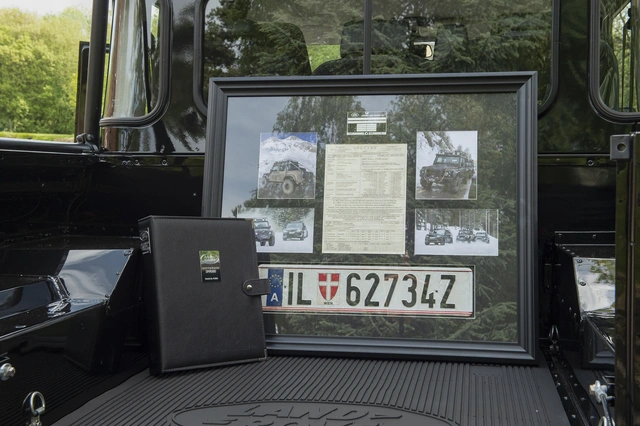 Land Rover Defender 110 SVX từng đóng phim 007 được rao bán công khai - Ảnh 6.
