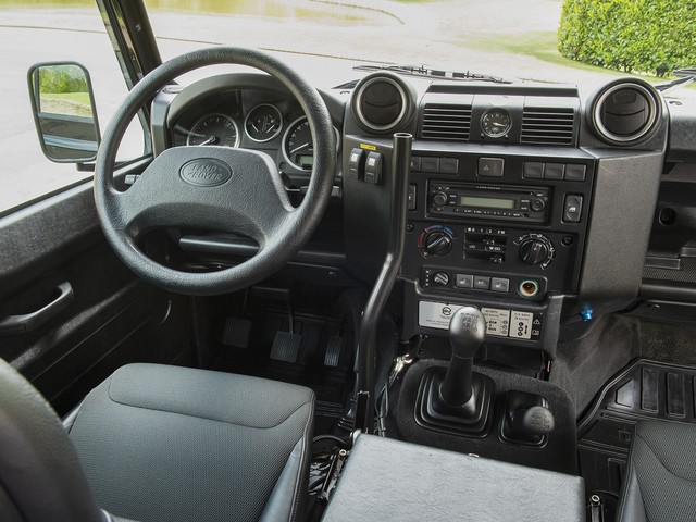 Land Rover Defender 110 SVX từng đóng phim 007 được rao bán công khai - Ảnh 5.