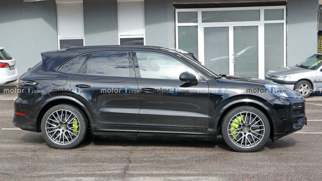 Porsche Cayenne 2022 một lần nữa lộ diện, cụm đèn pha và cần số gây chú ý - Ảnh 1.