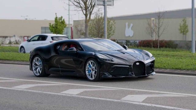 Siêu phẩm độc nhất vô nhị Bugatti La Voiture Noire lần đầu lộ diện ngoài đời thực - Ảnh 1.