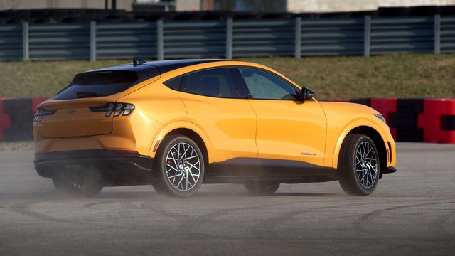 Ford hứng chỉ trích vì ‘ép’ Mustang mạnh nhất xuống kém cả bản thường - Ảnh 2.