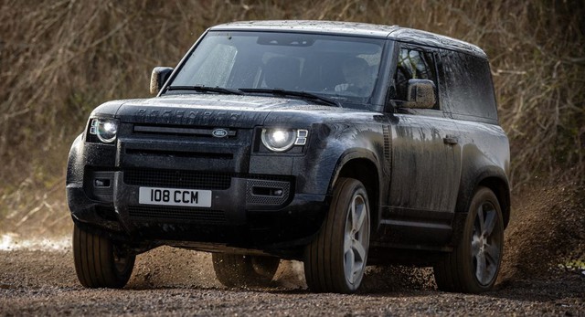 Người chê cứ chê nhưng Land Rover Defender đang cháy hàng, không đủ xe mà bán - Ảnh 1.