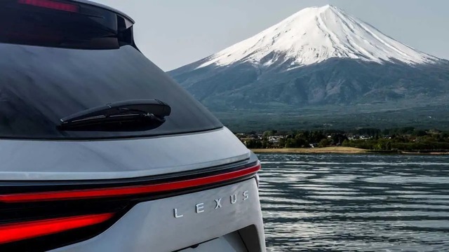 Lexus NX thế hệ mới liên tục nhá hàng: Đèn hậu LED chạy dài như Porsche Macan và màn hình khổng lồ là điểm nhấn - Ảnh 2.