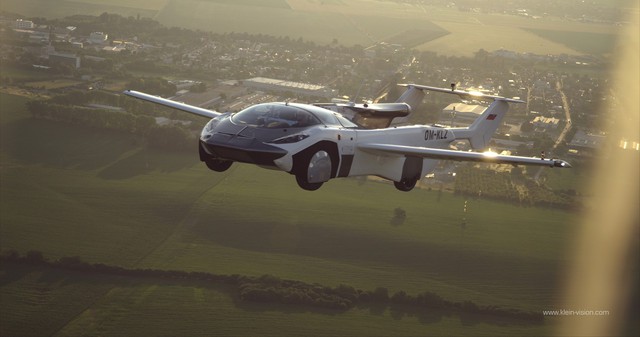 Xem xe bay chạy động cơ BMW mất 3 phút để biến hình từ máy bay sang ô tô - Ảnh 2.