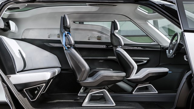Xe mới của Porsche khoe nội thất rộng như Kia Carnival, ghế xoay như phòng khách di động - Ảnh 5.