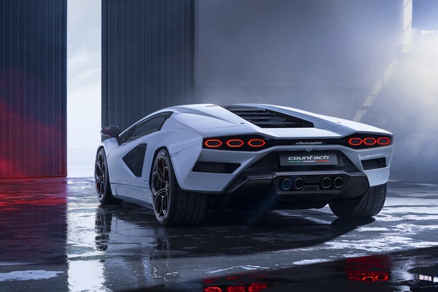 Trưng bày siêu xe bao giờ cũng toát mồ hôi: Lamborghini Countach giá triệu USD xước mâm ngay ở sự kiện - Ảnh 3.