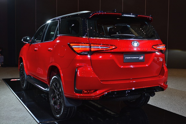 Ra mắt Toyota Fortuner GR Sport bản Thái: Hầm hố hơn, 2 cầu, giá quy đổi từ 1,3 tỷ đồng - Ảnh 9.