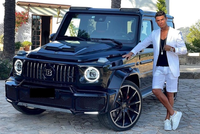 Ronaldo khoe Mercedes G-Class được bạn gái tặng sinh nhật: Chỉ có 10 chiếc trên toàn thế giới, giá đắt gấp 5 lần G 63 - Ảnh 1.