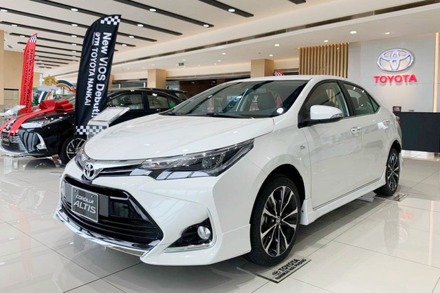 Toyota Camry và Corolla Altis giảm giá mạnh tại đại lý: Giảm nhiều nhất 70 triệu đồng, đón mẫu mới sắp ra mắt - Ảnh 1.