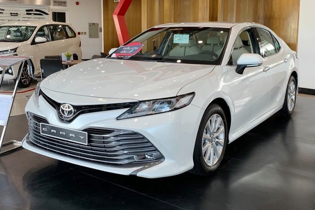 Toyota Camry và Corolla Altis giảm giá mạnh tại đại lý: Giảm nhiều nhất 70 triệu đồng, đón mẫu mới sắp ra mắt - Ảnh 2.