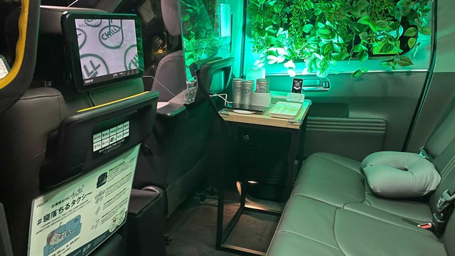Xe Toyota được hoán cải thành taxi ngủ: Hàng sau như một nhà trọ mini mà lại free - Ảnh 2.