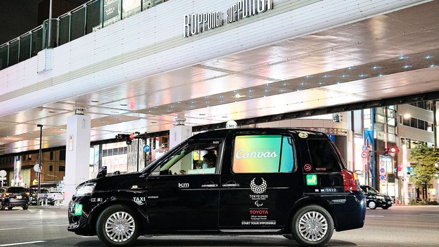 Xe Toyota được hoán cải thành taxi ngủ: Hàng sau như một nhà trọ mini mà lại free - Ảnh 1.