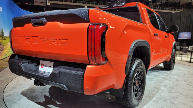 Đây là Toyota Tundra TRD Pro - Bán tải full đồ chơi đấu Ford F-150 Raptor - Ảnh 9.