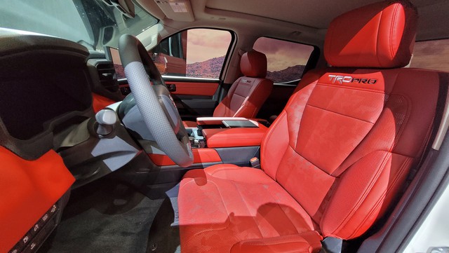 Đây là Toyota Tundra TRD Pro - Bán tải full đồ chơi đấu Ford F-150 Raptor - Ảnh 6.
