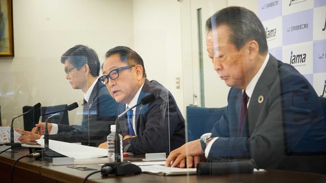 CEO Toyota đưa ra con số sốc về thảm hoạ khi toàn thị trường đổi sang xe điện - Ảnh 1.