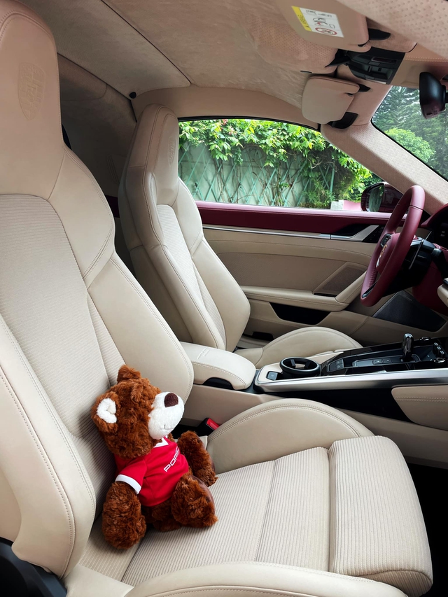 Porsche 911 Targa 4S Heritage Design độc nhất Việt Nam của đại gia Hà thành đeo biển số hái ra tiền - Ảnh 4.