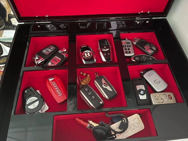 Chiếc hộp nhỏ tiết lộ gia tài xe trăm tỷ của đại gia Hoàng Kim Khánh: Có đủ Lamborghini, Ferrari đến cả... Toyota, nhưng chỗ để Koenigsegg Regera mới được quan tâm nhất - Ảnh 3.