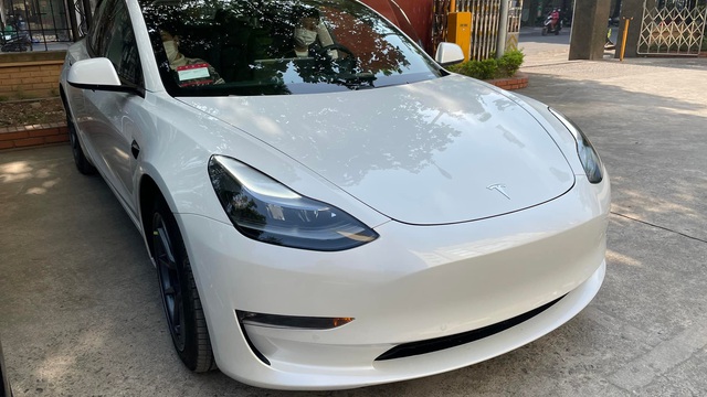 Vừa nộp trước bạ gần 300 triệu đồng, chủ xe Tesla Model 3 tại Việt Nam ngậm ngùi khi biết tin sắp miễn 100% trước bạ - Ảnh 2.