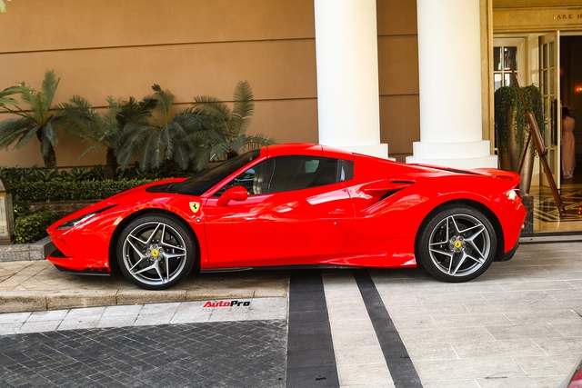 Siêu xe tiền tỷ đua nhau đổ ra đường du xuân: CEO nhà thuốc lái Ferrari mui trần, đại gia lan đột biến xuất hiện cùng McLaren - Ảnh 10.