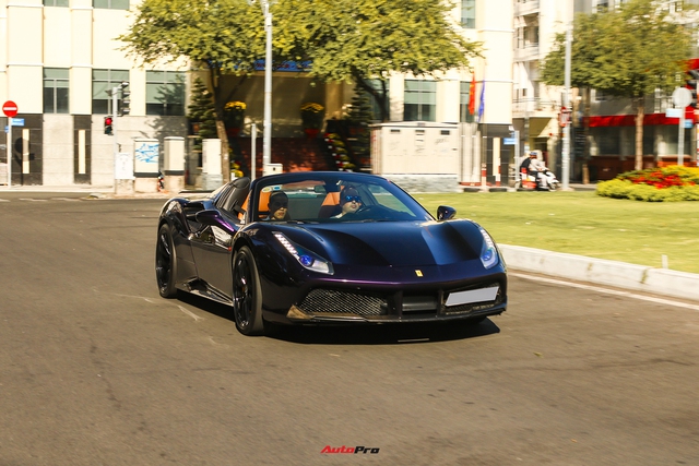Siêu xe tiền tỷ đua nhau đổ ra đường du xuân: CEO nhà thuốc lái Ferrari mui trần, đại gia lan đột biến xuất hiện cùng McLaren - Ảnh 7.