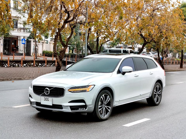 Volvo V90 Cross Country được bán lại với cam kết giúp chủ xe tiếp theo tiết kiệm gần 1 tỷ đồng - Ảnh 1.